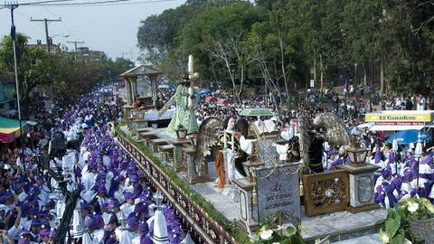Procesión de Jesús Nazareno de Candelaria Cristo Rey, ayer en Guatemala.