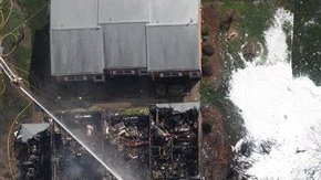 Los bomberos se mantienen apagando el incendio provocado por el accidente de la nave militar en Virginia Beach.