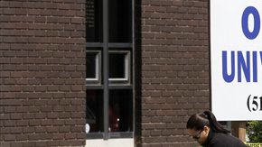 Desde el lunes son muchas las personas que llevan flores, velas y otros detalles en honor a las siete personas que fueron asesinados en este centro educativo.