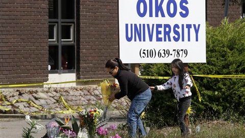 Desde el lunes son muchas las personas que llevan flores, velas y otros detalles en honor a las siete personas que fueron asesinados en este centro educativo.