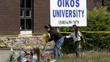 Desde el lunes son muchas las personas que llevan flores, velas y otros detalles en honor a las siete personas que fueron asesinados en este centro educativo.