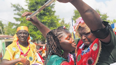 Dos mujeres bailan durante una ceremonia Gagá,  un ritual combinación de Santería, Vudú y Cristianismo, que se realiza durante los días de Semana Santa.
