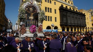 Una imagen del Señor de los Milagros es cargada por fieles católicos en el centro de Lima, Perú, durante la procesión por Viernes Santo.
