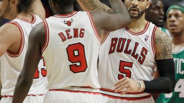 Luol Deng (izq.) y Carlos Boozer (der.) se felicitan durante la victoria de los Bulls de Chicago sobre los Celtics de Boston. Chicago tiene la mejor marca de la NBA.