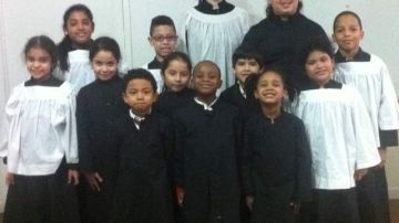 Integrantes del coro de niños de Washington Heights que se presentarán mañana domingo en la Iglesia de Santa Cruz.