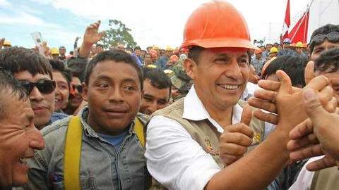 El presidente Ollanta Humala prometió a los pobladores que no los iba a abandonar y los animó a trabajar juntos en la limpieza y reconstrucción de las viviendas afectadas.