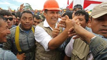 El presidente Ollanta Humala prometió a los pobladores que no los iba a abandonar y los animó a trabajar juntos en la limpieza y reconstrucción de las viviendas afectadas.