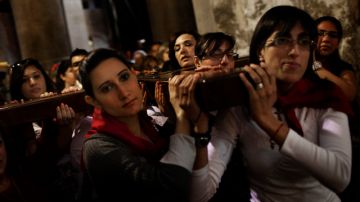 Fieles católicos cargan una cruz durante la procesión de Viernes Santo en la Iglesia del Santo Sepulcro en Jerusalén.