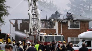 Uno de los edificios de apartamentos en  Mayfair Mews arde en llamas luego de que un jet de la Marina se estrellara contra el complejo de viviendas.