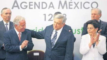 Andrés Manuel López Obrador, candidato por el Partido Revolución Democrática (PRD) junto al empresario Alejandro Martí (izq.) durante un evento de ayer.