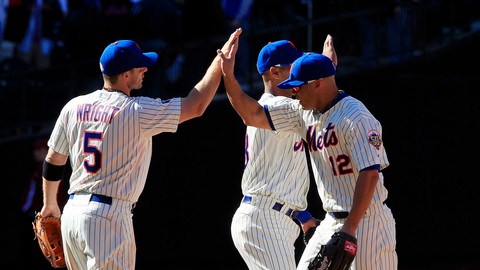 David Wright (5), Scott Hairston (12), y Lucas Duda (21) celebran la victoria de los Mets con sus compañeros sobre Atlanta.