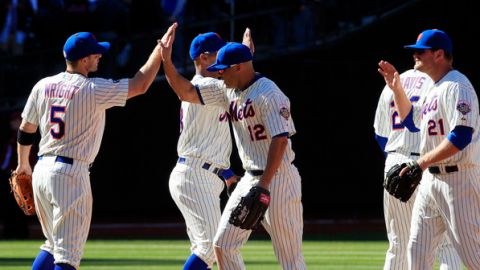 David Wright (5), Scott Hairston (12), y Lucas Duda (21) celebran la victoria de los Mets con sus compañeros sobre Atlanta.