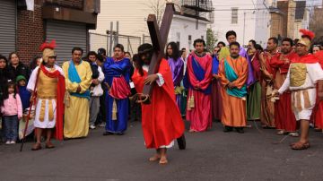 Integrantes de la comunidad mexicana de la Iglesia Santa María en Staten Island se hacen presentes en Semana Santa reviviendo el vía crucis de Nuestro Señor Jesucristo con la cruz a cuestas.