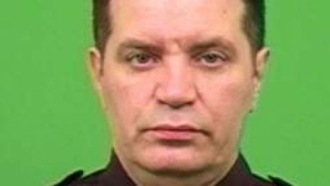 Aunque estaba herido de bala, el detective hispano Kenneth Ayala no se detuvo hasta controlar al pistolero.
