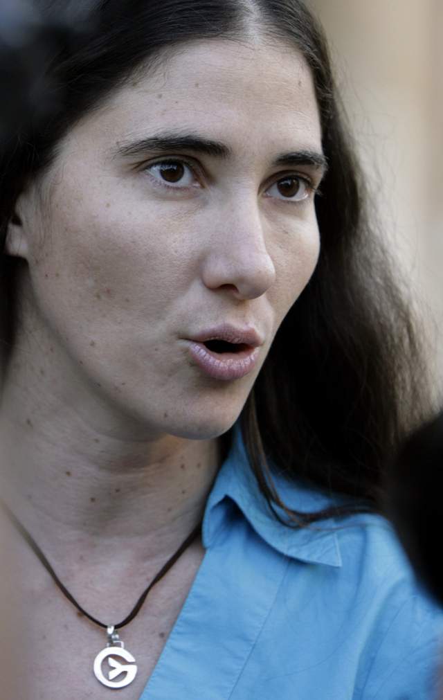 La bloguera Yoanni Sánchez, (izq.) criticó la visita de la líder estudiantil chilena Camila Vallejo a Cuba.