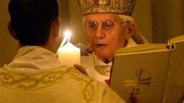 Momentos en que Benedicto XVI encendía el cirio pascual, anoche en el Vaticano, el oficio de mayor júbilo para el cristianismo.