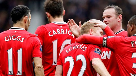 El veterano Paul Scholes (22) es felicitado por sus compañeros tras sellar la victoria del Man-Utd., que está muy cerca del título.
