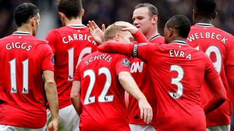 El veterano Paul Scholes (22) es felicitado por sus compañeros tras sellar la victoria del Man-Utd., que está muy cerca del título.