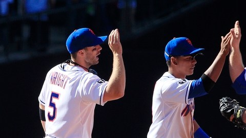 Daniel Murphy (d), Rubén Tejada (c), y David Wright, celebran la barrida de los Mets sobre los Bravos.