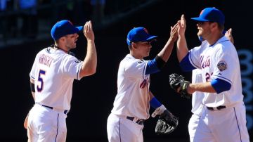 Daniel Murphy (d), Rubén Tejada (c), y David Wright, celebran la barrida de los Mets sobre los Bravos.