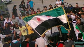 Manifestantes opositores al régimen protestan  en Binnish cerca de Idlib (Siria).
