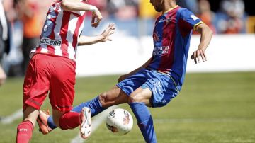 Valmiro Lopes "Valdo" (d), del Levante, pelea un balón con el defensa brasileño del Atlético de Madrid, Filipe Luis, durante el partido disputado ayer.