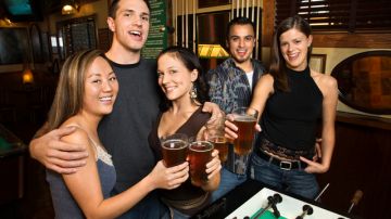 El alcohol es parte de nuestra cultura y lo usamos para celebrar y socializar, como en el 'Happy Hour', pero la bebida puede causarnos muchos problemas.