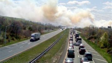 Los conductores que van hacia Staten Island deben manejar con cuidado pues tal cual se aprecia en la foto el humo dificulta un poco la visibilidad.