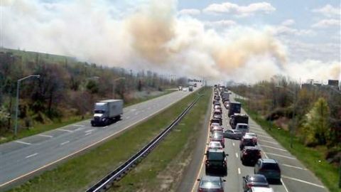 Los conductores que van hacia Staten Island deben manejar con cuidado pues tal cual se aprecia en la foto el humo dificulta un poco la visibilidad.