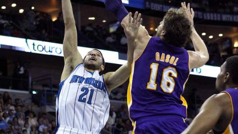 Pau Gasol (16) bloquea un tiro de  Greivis Vásquez, de los Hornets.