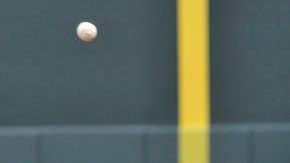 Jamey Carroll regresa a salvo a la primera. Pujols espera la pelota.