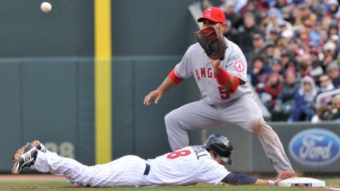 Jamey Carroll regresa a salvo a la primera. Pujols espera la pelota.