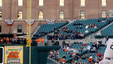 Mark Teixeira, inicialista de los Yankees, conecta un sencillo en la primera entrada del partido de ayer en Camden Yards.