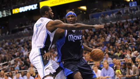 Lamar Odom (d), de Dallas, en esta foto de archivo, disputa el balón con Earl Clark de los Magic. Se dijo que la ex estrella de los Lakers se alejará del club.