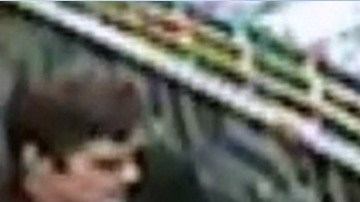 El sospechoso esta descrito como de raza blanca, viste un saco elegante de color negro y estaría en sus 30 años, de 180 libras y tendría una altura aproximada de 5 pies con 11 pulgadas.