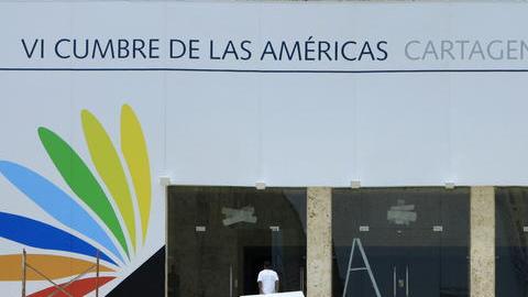 Unos obreros trabajan en el acondicionamiento del centro de convenciones Julio Cesar Turbay Ayala en Cartagena de Indias donde se realizará la Cumbre.