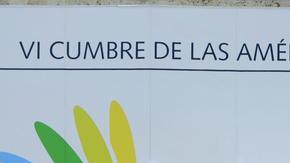 Unos obreros trabajan en el acondicionamiento del centro de convenciones Julio Cesar Turbay Ayala en Cartagena de Indias donde se realizará la Cumbre.