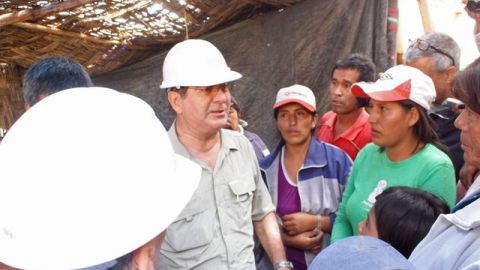 El presidente del Consejo de Ministros, Oscar Valdés (c), conversa con familiares de los mineros en la mina donde nueve trabajadores permanecen atrapados.