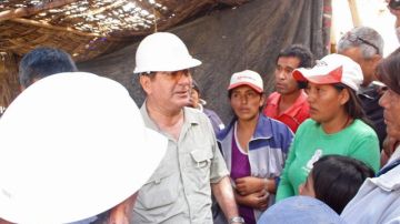 El presidente del Consejo de Ministros, Oscar Valdés (c), conversa con familiares de los mineros  en la mina donde nueve trabajadores permanecen atrapados.