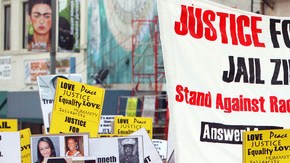 Vista de la concurrida marcha que se llevó a cabo ayer en las calles angelinas solicitando justicia para Martin, el joven de 17 años asesinado en Florida hace ocho semanas.
