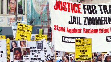 Vista de la concurrida marcha que se llevó a cabo ayer en las calles angelinas solicitando justicia para Martin, el joven de 17 años asesinado en Florida hace ocho semanas.