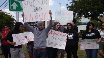 Una veintena de personas del grupo  "Defensores del sueño" se manifiestan ayer frente a la oficina del senador Marco Rubio, en la ciudad de Miami.