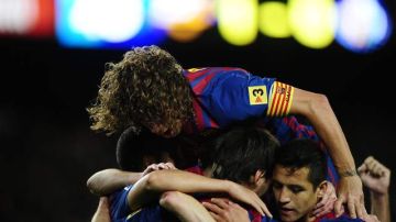 Puyol y varios jugadores celebran con Messi, luego de que el argentino anotara su gol #39 en la Liga Española.
