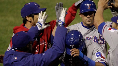 Kinsler, de 29 años, ganará siete millones este año, su séptimo en Grandes Ligas.