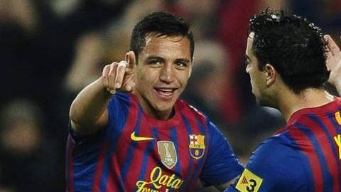 Alexis Sánchez (9) del Barcelona, celebra con su compañero Xavi Hernández.