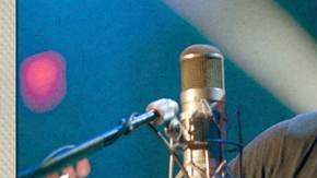 El disco, dirigido y producido por el cantante dominicano Juan Luis Guerra, incluye once conocidos éxitos del también compositor y guitarrista nacido en Medellín.