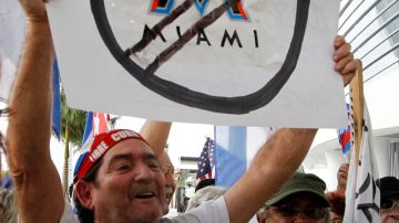 Manifestantes llamaron ayer a un boicot contra los Marlins en Miami.