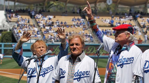 Los miembros de The Beach Boys saludan al público antes de  interpretar el Himno Nacional de Estados Unidos.