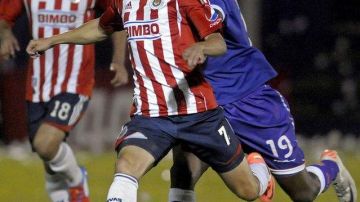 Carlos Fierro de Chivas controla el balón ante la presencia de Federico Pintos de Defensor Sporting en partido disputado el 28 de marzo pasado en Montevideo.