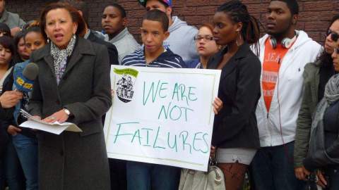 La congresista  Nydia Velázquez (izq.), se unió a la lucha de estudiantes y profesores de la secundaria Bushwick Community HS para evitar su cierre.